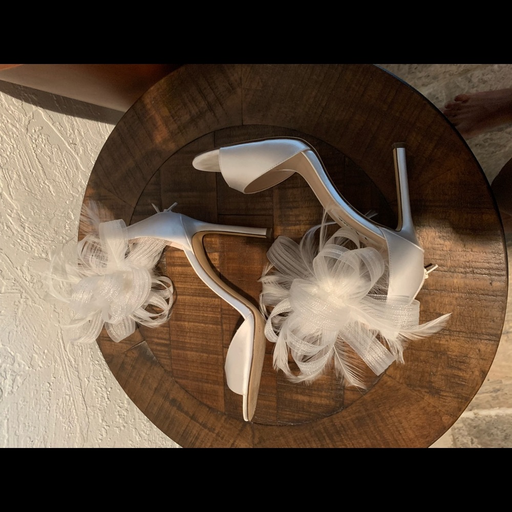 Nina white heels. Like new condition - Picture 5 of 9